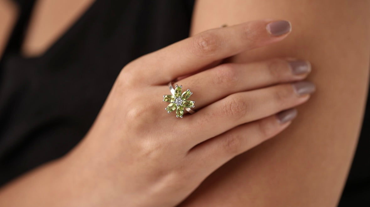 Summer Green plush ring with Peridot