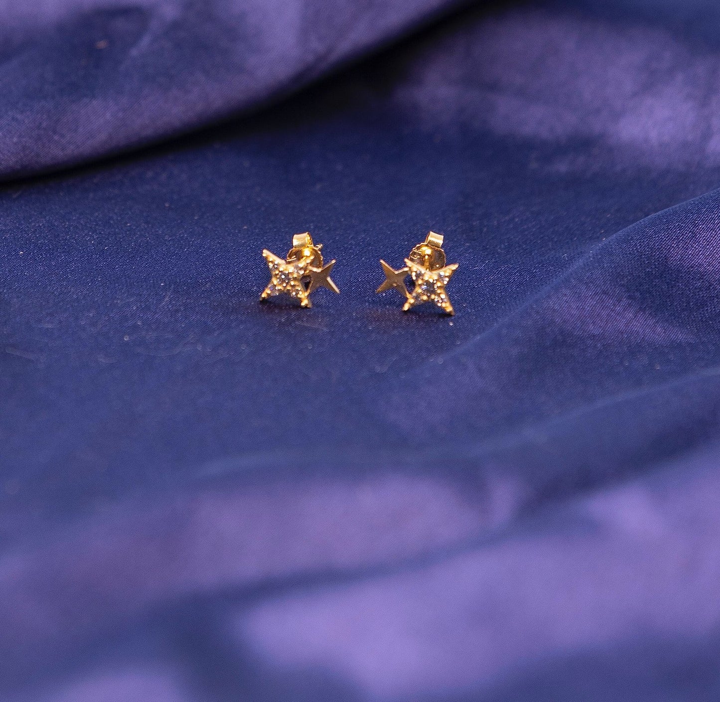 The star stud earring with diamonds